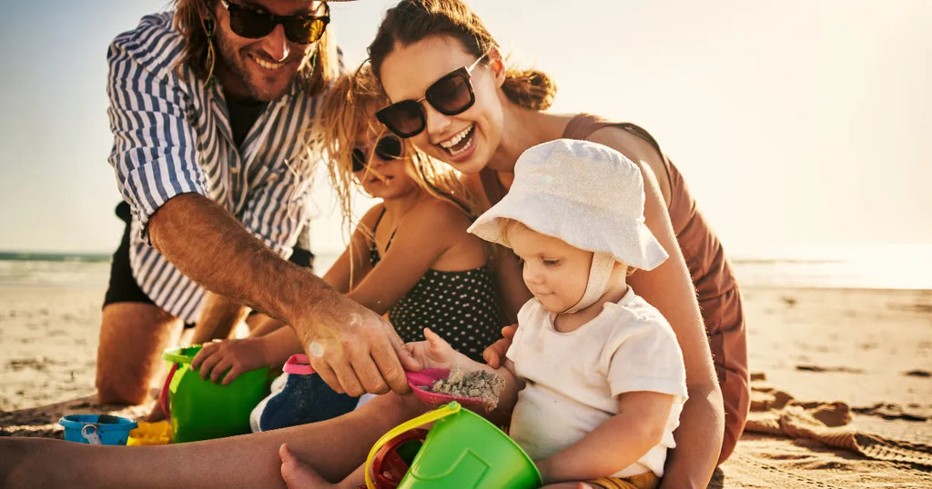 Familia jugando en la arena