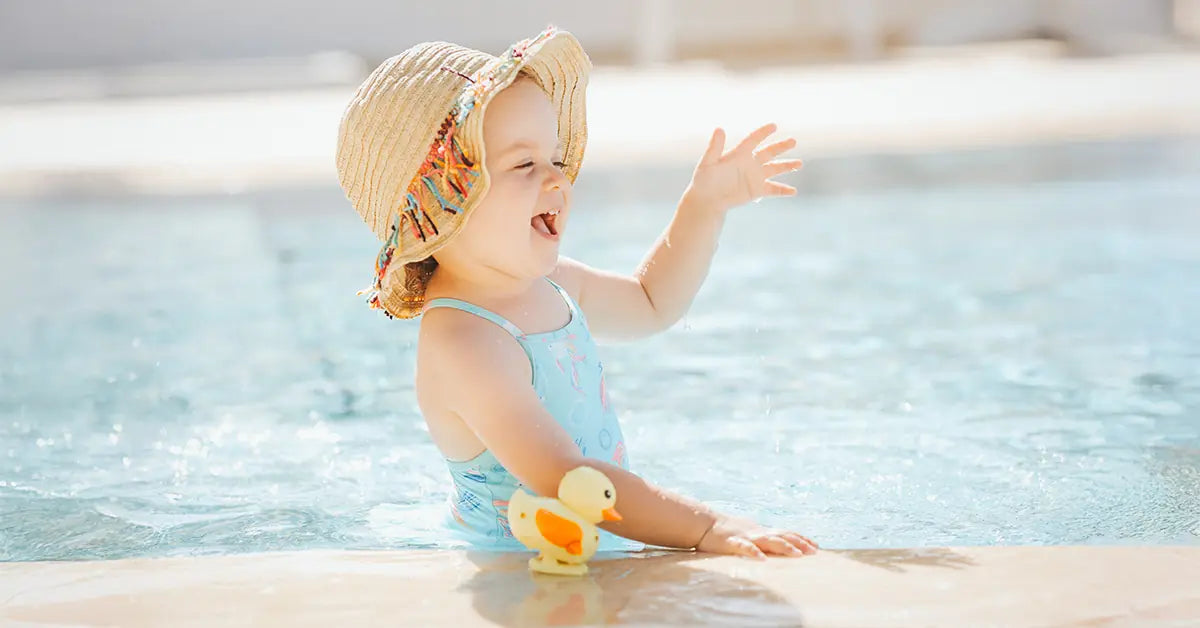 Bebé feliz en verano