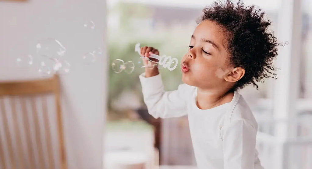 Niño aprendiendo a usar el baño