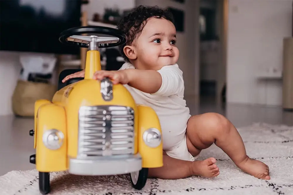 Niño jugando con un coche de juguete