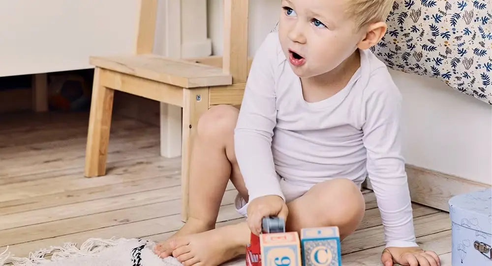 Niño aprendiendo jugando