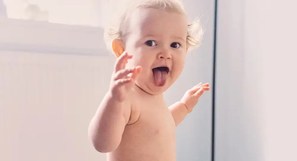 Niño jugando con barro
